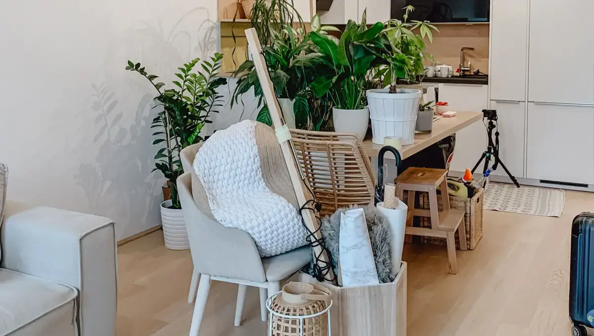 Alte Möbel zum Entrümpeln in einer Wohnung