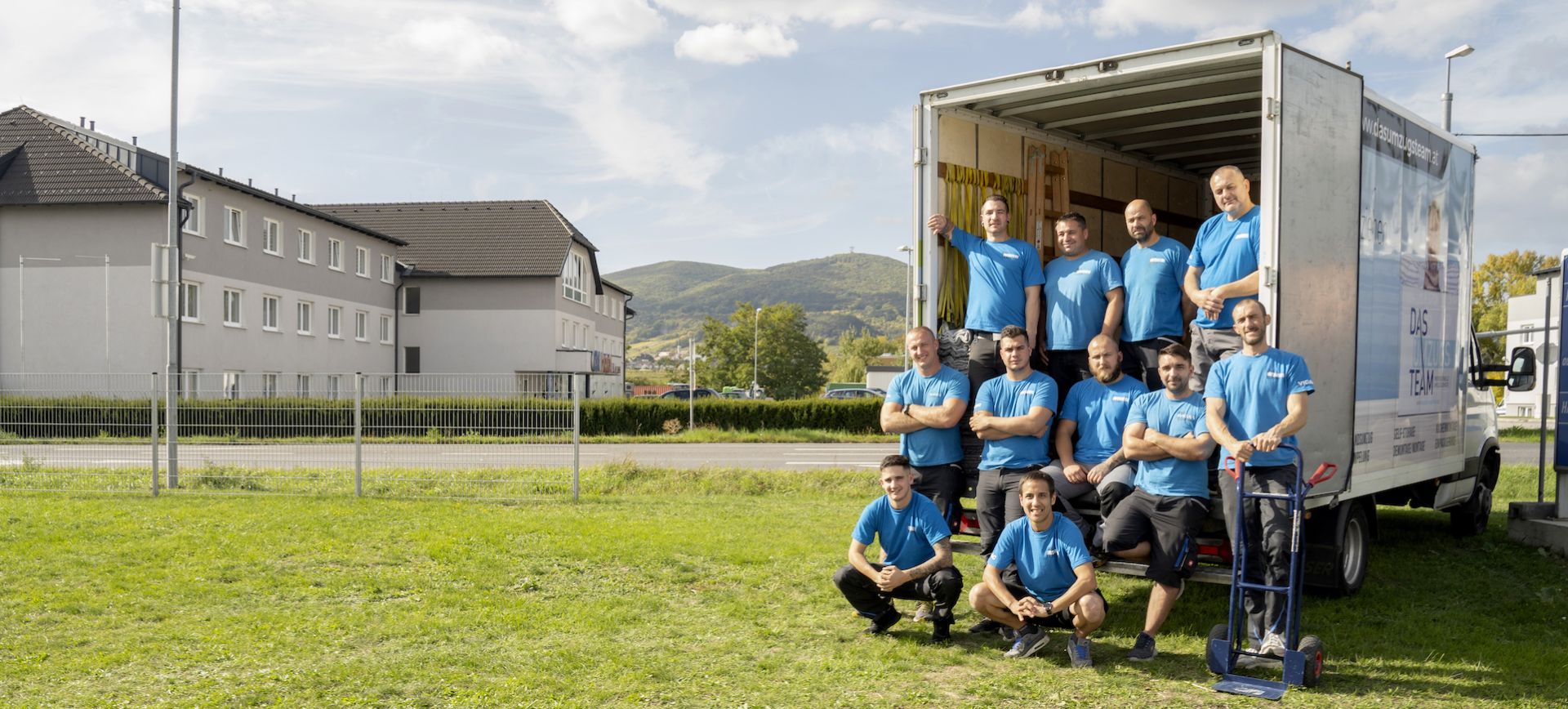 Team picture of DasUmzugsteam in front of a truck