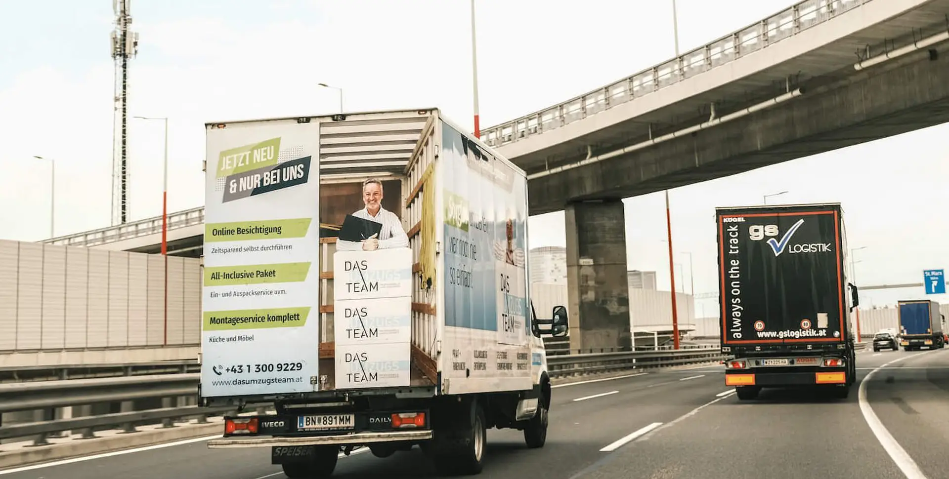 Umzug Wien - Berlin: - 2 Lkw fahren auf der Autobahn