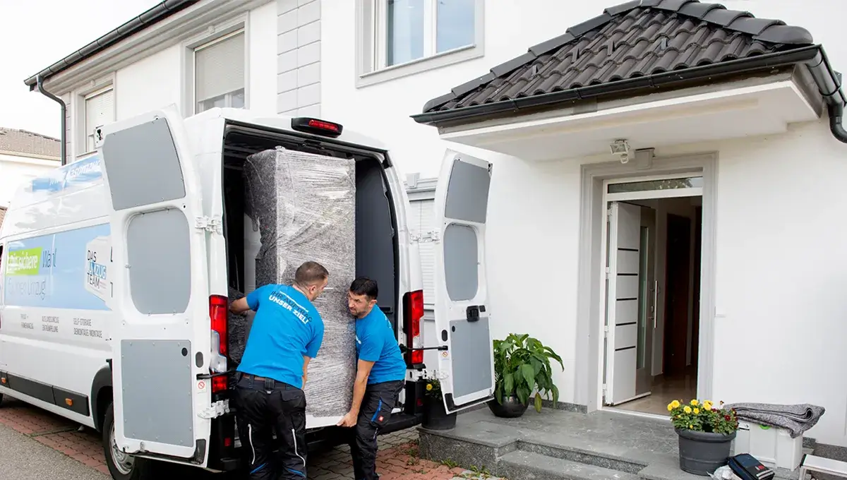 Einfamilienhaus mit einem Umzugswagen davor