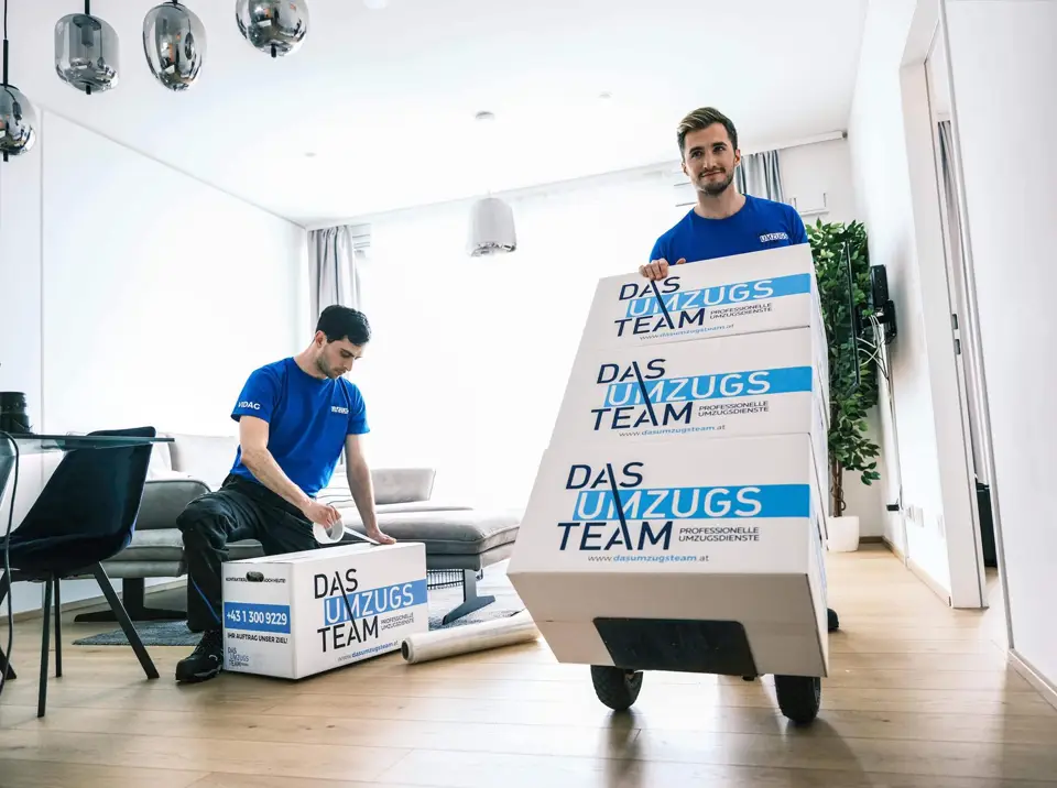 Umzug Linz, Umzug Wien, Umzugsfirma, 2 Möbelpacker einer Wohnung und verpacken Gegenstände und fahren sie mit Rollwagen hinaus.