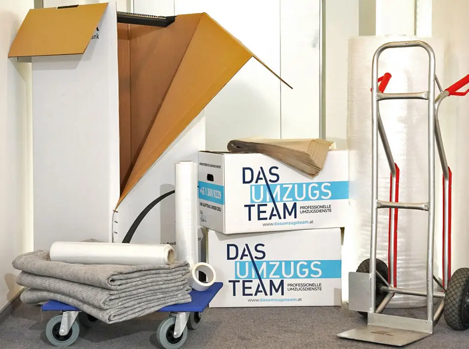 Verpackungsmaterial Umzug - Transportrodel mit Decken und Kartons