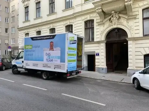 Ein Umzugs LKW steht vor einem Gebäude im 15. Bezirk für einem Umzug in in Wien