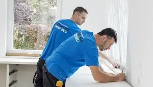 Ikea-Küche-montieren - 2 Männer montieren eine Küche
