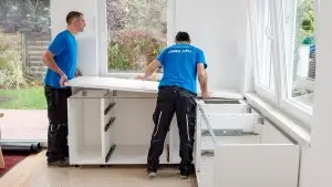 Küchenmontage: 2 Mitarbeiter unserer Umzugsfirma bauen eine Küche nach einem Umzug auf.
