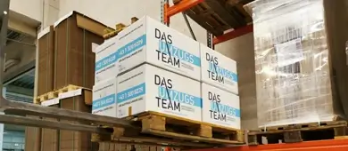 Umzugskartons werden fachgerecht in einem Hochregallager eingelagert