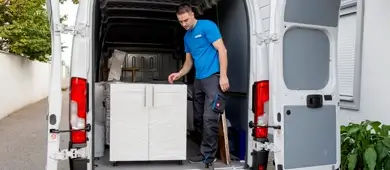 Umzugshelfer verladen einen Schrank sicher in den Umzugs-LKW