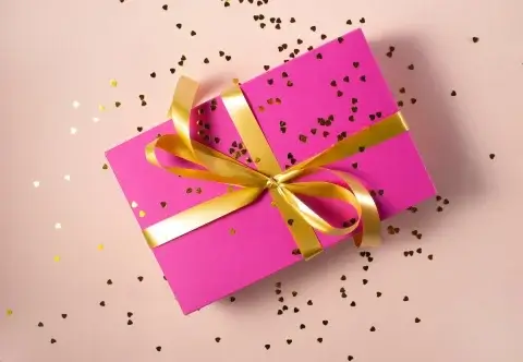 Pink verpacktes Geschenk für Umzug