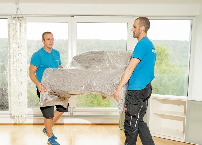 2 Möbelpacker tragen Sofa