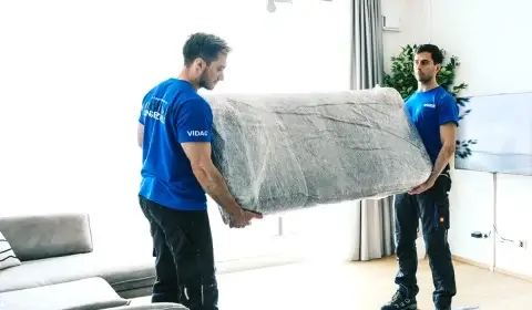 Möbelpacker tragen ein Sofa