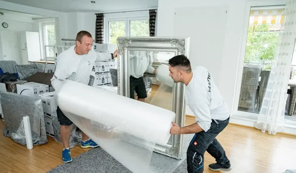 Umzug Mödling: 2 Möbelpacker verpacken Spiegel