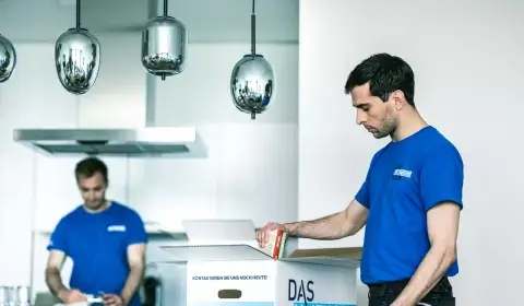 Möbelpacker verpackt Bücher