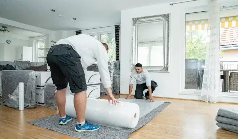 Umzug St. Pölten, 2 Möbelpacker in Wohnzimmer