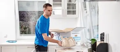 Ein Umzugsprofi beim Verpacken von heiklem Geschirr