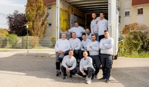 Umzugshelfer von DasUmzugsteam im Einsatz beim Möbeltransport in Wien