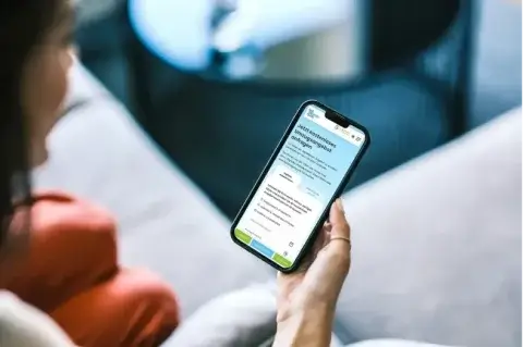 Frau mit Smartphone bucht Umzug