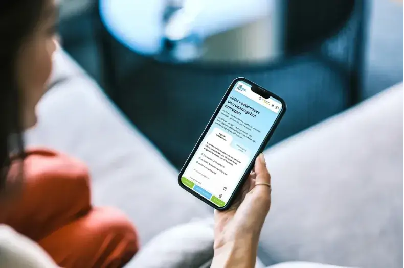 Frau mit Smartphone bucht Umzug