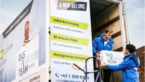 Umzug von Österreich nach Italien - Möbelpacker beladen LKW